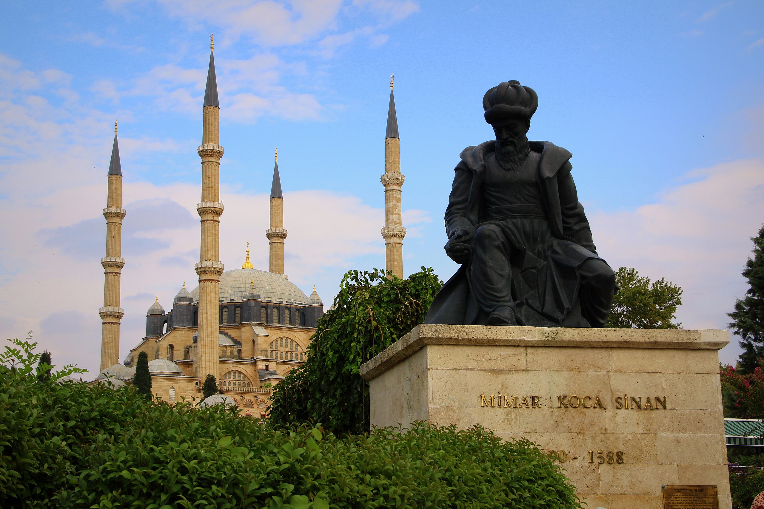 مسجد سلیمیه و مجسمه معمار سینان - Selimiye Mosque and The Statue of Architect Sinan