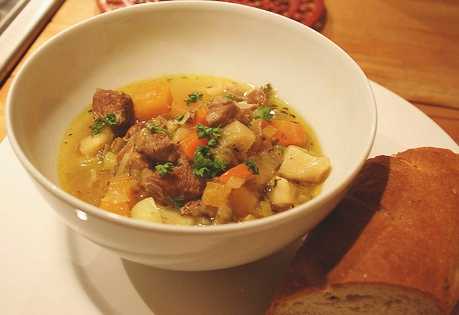 Cawl، یک غذای سنتی گوشت و سبزیجات از ولز.